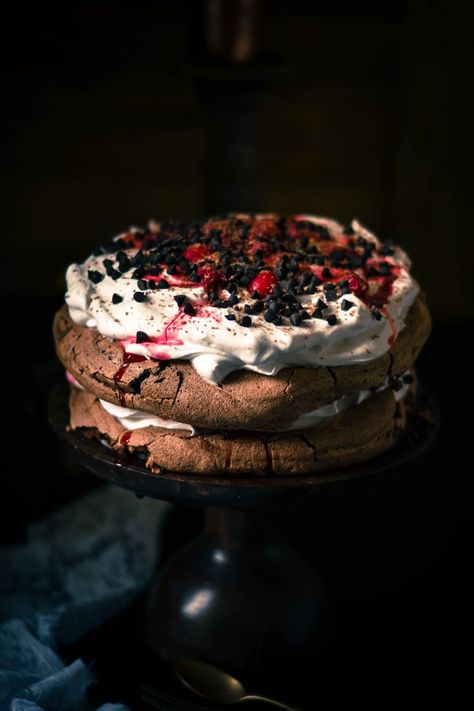 Raspberry Pavlova, Raspberry Compote, Chocolate Pavlova, Pavlova Dessert, Pavlova Cake, Meringue Pavlova, Meringue Desserts, Meringue Recipe, Meringue Cake