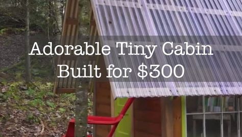 Adorable Tiny Cabin Built for $300 Mini Cabin Ideas, Diy Cabins, Dry Cabin, One Room Cabin, Cheap Tiny House, Cheap Cabins, Mini Cabin, Tiny House Camper, Diy Cabin