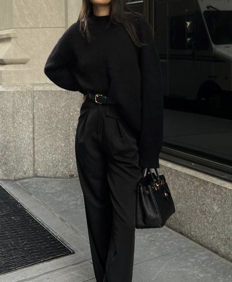 Parisian Black Outfit, Simple Elegant Style Minimal Chic, Simple Chic Outfits Minimal Classic, Black Bag Aesthetic, Florence Outfits, Simple Classy Outfits, Outfit Inspo Dark, Simple Style Outfits Minimal Classic, Simple Black Outfits