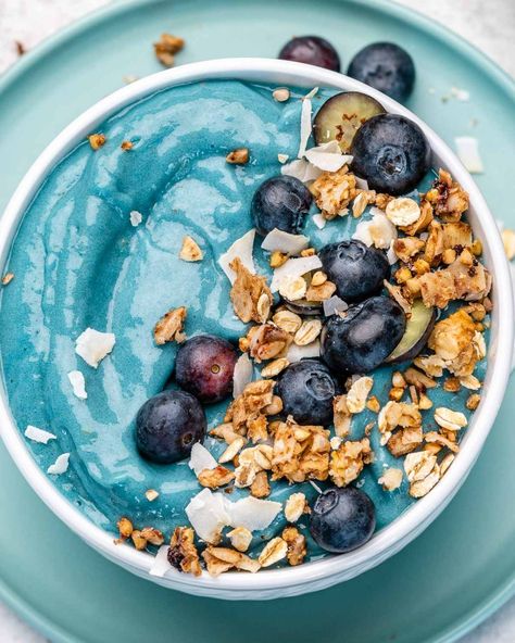 Blue Smoothie, Spirulina Smoothie, Clean Sweets, Natural Food Coloring, Clean Food Crush, Food Crush, Smoothie Bowl Recipe, Blue Food, Smoothie Bowls