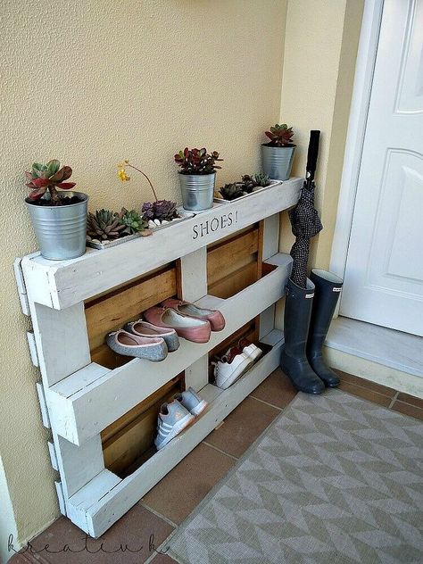 Lovely painted pallet shoe rack with a bit of decorative charm to it [From: Northern Feeling] Shoe Storage Solutions For Small Spaces, Rak Sepatu Diy, Diy Shoe Rack Ideas, Pallet Shoe Rack, Storage Shoes, Shoe Storage Small Space, Diy Shoe Storage, Diy Shoe Rack, Diy Shoe