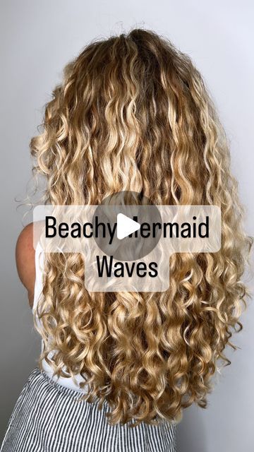 Candace Stuller on Instagram: "Summertime Beachy Waves Routine with @curlsmith_official | AD⁣ ⁣ This routine was about 15 minutes start to….finish? Air drying does take a bit of time for me but if I can relax in the sun while doing so I’m in! Here’s a few of my beach bag besties 👇🏼⁣ •Curlsmith Miracle Shield - UV, Heat, and environmental damage protection all in one. Plus a little drink of protein!⁣ •Weightless Air Dry Cream - this leave-in is also perfect for before/after pool care. If you’re diving in, wet hair first with shower water and add a little leave-in. Then after- add a bit more until you can wash! ⁣ •Invincible Volume Mousse - a staple for me! Mousse to gel formula adds hold without weighing hair down and made air drying much quicker! ⁣ ⁣ Are you team air dry or diffuse?! Thi How To Get Beach Wavy Hair, Air Dry Curly Hair, Hairstyles For Wet Hair, Loose Curls Tutorial, Beach Wave Perm, Beach Waves Hair, Volume Mousse, Beach Waves For Short Hair, Wavy Beach Hair