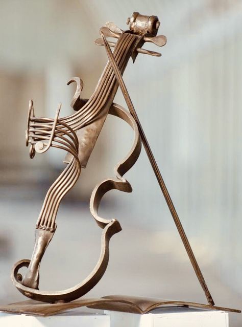 Violin Sculpture, Metal Sculpture Artists, Violin Art, Instruments Art, Wooden Guitar, The Violin, Musical Art, Sculpture Metal, Steel Art