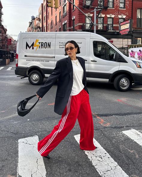 Red Adidas Pants, Adidas Pants Outfit, Red Pants Outfit, Track Pants Outfit, Looks Adidas, Street Style Outfits Casual, Adidas Hose, Look Adidas, Tracksuit Outfit