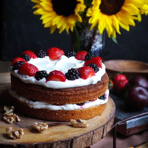 Dinner in Hobbiton for Hobbit Day Cake with whipped creama and Berries recipe SQ Feast Of Starlight, Hobbit Day, Welcome Home Cakes, Hobbit Food, Cake With Whipped Cream, Seed Cake, Sweetened Whipped Cream, Berries Recipes, Inspired Recipes