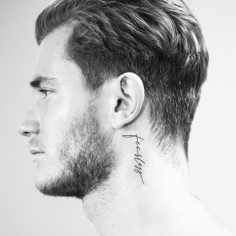 Tatuaje en el cuello Back Ear Tattoo, Fearless Tattoo, Best Neck Tattoos, Small Neck Tattoos, Tatuagem Masculina Pequena, Omerta Tattoo, Neck Tattoo For Guys, Mens Hair, Little Tattoos