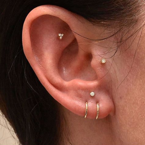 Maria Tash on Instagram: “The intriguing Staggered Lobe style, composed of three earrings, enriches this ear's design. An invisible set diamond in the upper lobe…” Ear Constellation Piercings, Ear Constellation, Triple Ear Piercing, Triple Lobe Piercing, Constellation Piercings, 40th Wedding Anniversary Gifts, Minimalist Ear Cuff, Ear Lobe Piercings, Gold Ear Jacket