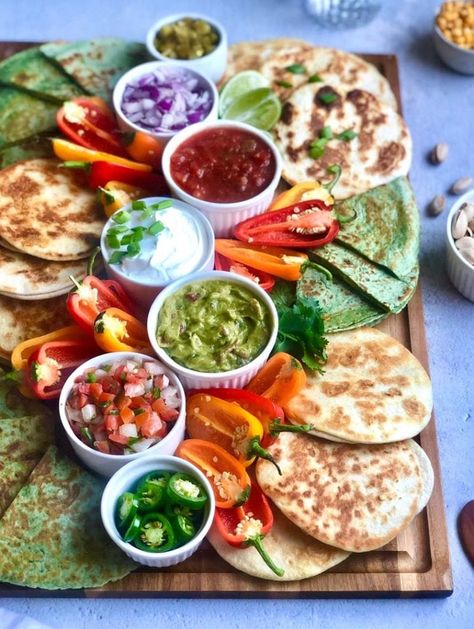 Mexican Charcuterie, Mexican Party Food, Toppings Bar, Mexican Appetizers, Mexican Snacks, Charcuterie Inspiration, Mexican Dinner, Party Food Platters, Quesadilla Recipes