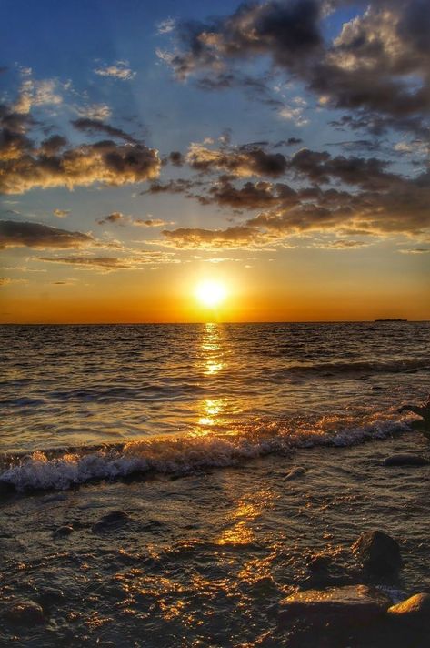 Wallpaper Layar Kunci, Ocean Waves Painting, Beach Sunset Wallpaper, Sky Photography Nature, Ocean Pictures, Sky Pictures, Look At The Sky, Pretty Landscapes, Ocean Wallpaper