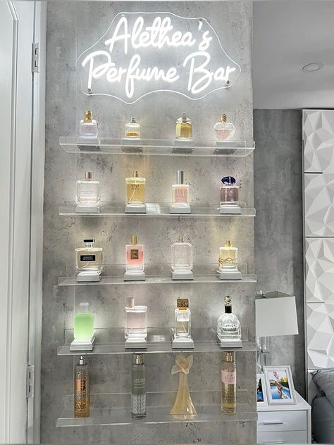 Perfume Storage Ideas Organizing, Dreamy Makeup, Perfume Collection Display, Seni Resin, Makeup Vanities, Perfume Storage, Expensive Perfume, Perfume Display, Store Design Boutique