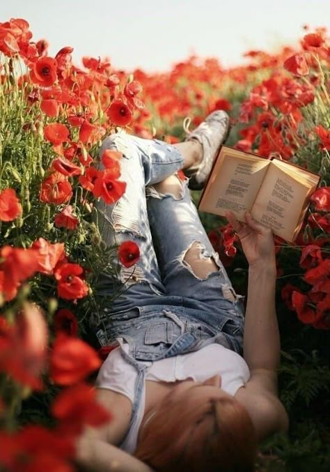 Wildflower Photo, Spring Portraits, Spring Photoshoot, Flower Photoshoot, Outdoor Photoshoot, Portrait Photography Poses, Spring Photography, Poppy Field, Photography Poses Women