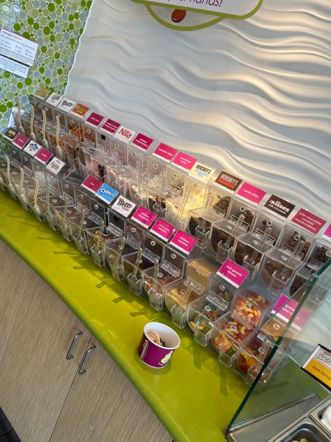 Frozen Yogurt Toppings Bar, Ice Cream Shop Layout Plan, Froyo Shop Interior Design, Storefront Decor, Frozen Food Store Design, Frozen Yogurt Toppings, Frozen Yogurt Shop Interior, Yogurt Frozen, Frozen Yogurt Bar