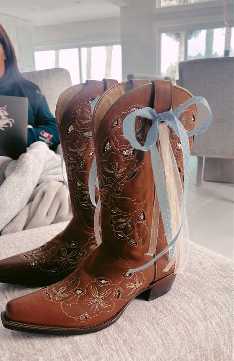 cute blue, white, and gold ribbon on my fav boots! concert, country, morgan wallen texas south southern boots cowgirl cowboy western cute stylish girl teen teenager teenage aesthetic barn ranch countryside vibes Teenage Aesthetic, Cute Cowgirl Boots, Boots Cowgirl, Cowgirl Aesthetic, Cowgirl Cowboy, Western Aesthetic, Morgan Wallen, Country Concert Outfit, Taylor Swift Outfits