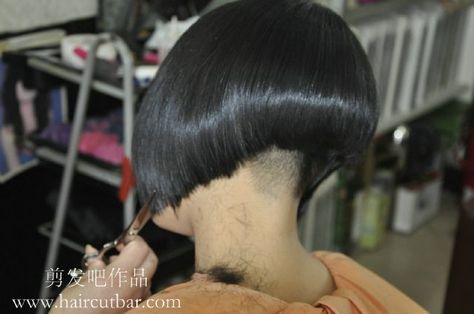 Shaved Nape Bob, Ear Length Bob, Short Stacked Bob Hairstyles, Undercut Bob Haircut, Shaved Bob, Bob Shaved Nape, Shaved Nape Undercut, Mushroom Haircut, Undercut Bob