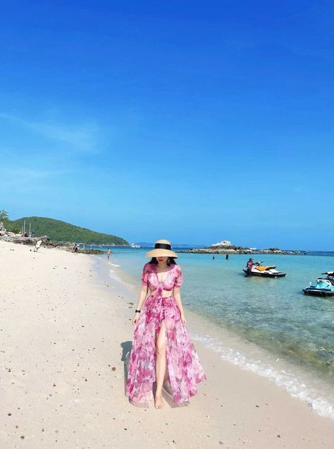 Dresses To Wear At Beach, Honeymoon Outfits Women, Beaches Outfit Women, Dresses For Bali Trip, Ootd Pantai Dress, Sea Dress The Beach, Bali Outfits Ideas, Beach Wear Ideas Outfit, Goa Beach Outfits