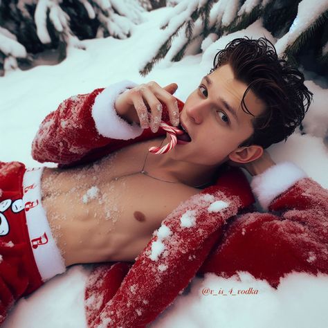 Tom Holland Abs Wallpaper, Tom Holland Christmas, Tom Holland Boyfriend, Tom Holland Hot Pics, Hot Tom Holland, Christmas Icons Aesthetic, Holland Christmas, Tom Holland Aesthetic, Tom Holland Abs