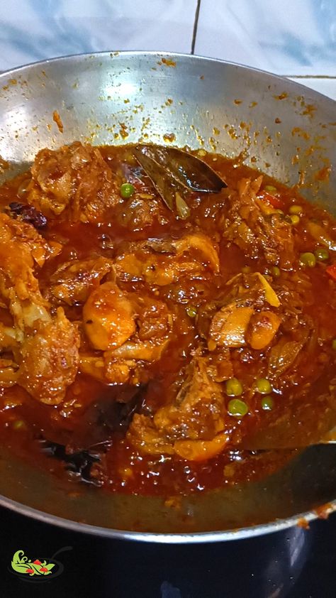 One of the famous north Indian dish, Karahi Chicken, being cooked in a big aluminum karahi with a steel spatula. The chicken dish is almost ready to be served with juicy gravy and several spices. Chicken Masala Recipe, Pakistani Cuisine, Chicken Karahi, Chicken Recipes Video, Food Video, Chicken Pieces, Chicken Masala, Cooking Homemade, Dinner Healthy