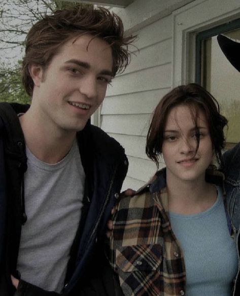 艺术🔪 on Instagram: “memories.” Twilight Saga Books, Robert Pattinson Twilight, Bella Cullen, Twilight Cast, Kristin Stewart, Twilight Edward, Robert Pattinson And Kristen, Edward Bella, Twilight Series