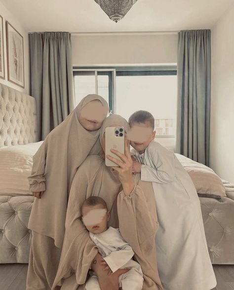 Muslim Family Aesthetic, Family Islam, Islamic Family, Halal Love, Islam Marriage, Kids Inspo, In Sha Allah, Muslim Family, Muslim Kids