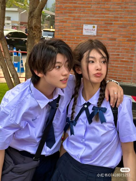 Ulzzang School, School Couple, Bff Poses, Selfie Poses Instagram, Dynamic Poses, March 4, Selfie Poses, Student Life, Ulzzang