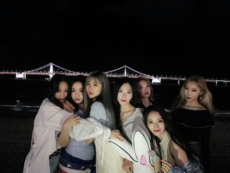 7 Girls Friends, 7 Group Of Friends, Ulzzang Squad, Korean Best Friends, Celebrity Style Red Carpet, Group Of Friends, Couple Photography Poses, Instagrammer