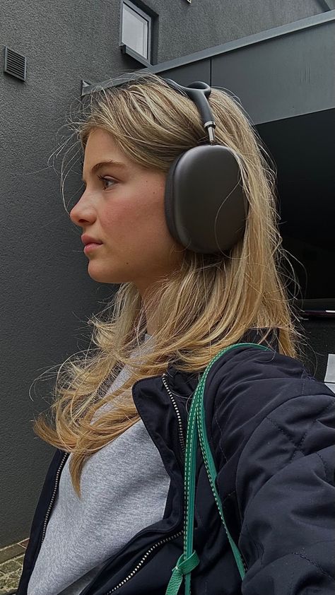 Apple Max Headphones Outfits, Air Pod Max Aesthetic, Apple Airpods Max Black, Black Airpods Max Aesthetic, Airpod Max Outfit, Airpods Max Outfit, Airpods Pro Max, Fashion Headphones, Headphone Girl