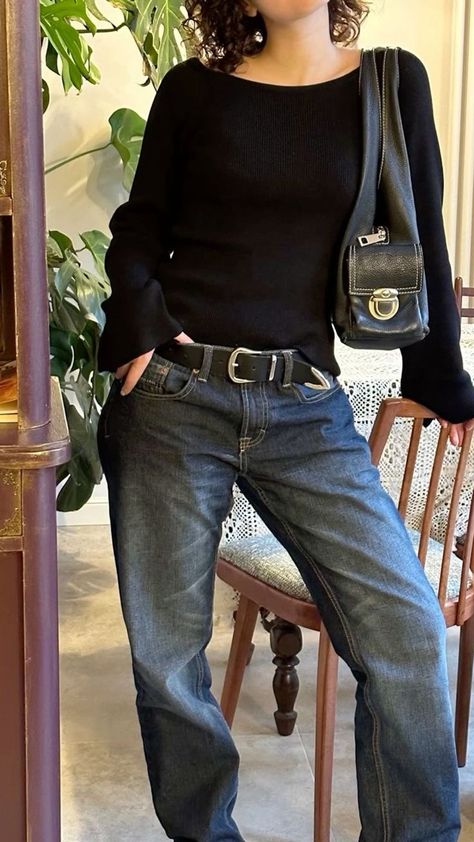 Weeknight Date Outfit, Dark Blue Tshirt Outfit Woman, Black Comfy Outfits, Dark Blue Jeans Outfit Aesthetic, Elegant Street Style, Manhattan Style, Autumn Fits, Outfit Jeans, Mode Inspo