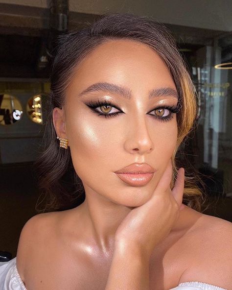 DAFINÉ NEZIRI on Instagram: “GLAM | bronzey goddess ⭐️ Product breakdown : @tatcha watercreme #tatcha @milkmakeup hydrogrip primer #milkmakeup @diorskin @diormakeup…” Greek Goddess Makeup, Goddess Halloween, Goddess Makeup, Toga Party, Halloween Pumpkin Designs, Golden Goddess, Fancy Makeup, Milk Makeup, Eye Makeup Art