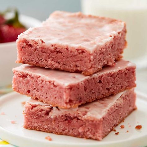 Strawberry Brownies Brownies Tiktok, Crusting Buttercream Frosting Recipe, Pink Brownies, Cookie Dessert Recipes, Strawberry Brownie, Pink Treats, Powdered Sugar Glaze, Strawberry Brownies, Pretzel Treats