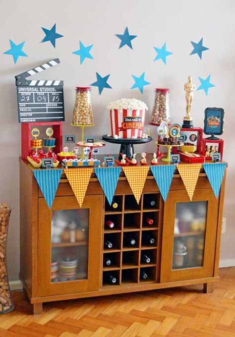 Festa Cinema: O Que Servir, Como Organizar e Fotos de Decoração Cinema Party, Mini Decor, Kitty Games, Stylish Office, Math Activities Preschool, Mini Table, Home Decorating Ideas, Fiesta Party, Ideas Home