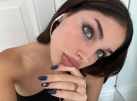 Blue Eye Brunette Makeup, Everyday Makeup Blue Eyes, Navy Blue Makeup Looks, Glamor Makeup, Subtle Glam, Swag Makeup, Makijaż Smokey Eye, Dope Makeup, Make Up Inspo