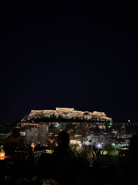 Athens Night Streets, Athens Aesthetic, Athens By Night, Drinks Aesthetic, Night Scenery, Best Friend Photos, Night Vibes, Night Photos, Acropolis