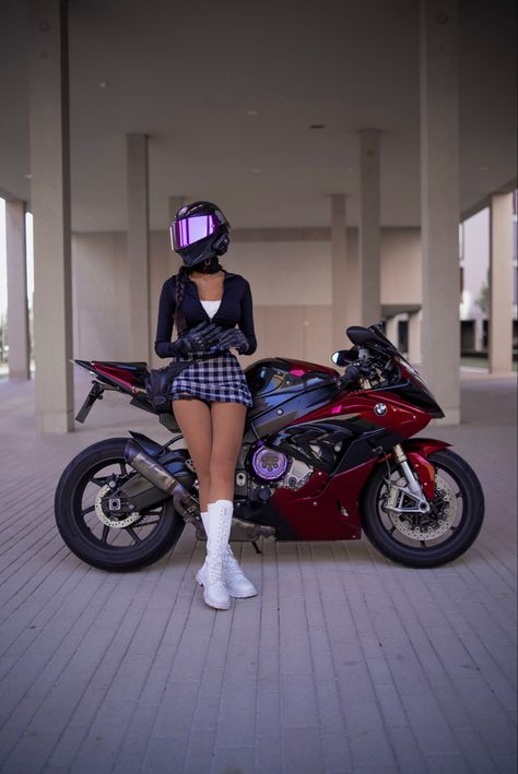 Purple Motorcycle, Biker Chick Outfit, Motos Bmw, Biker Photoshoot, Ride A Bike, Tøp Aesthetic, Biker Aesthetic, Female Biker, Bike Photoshoot