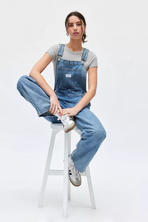 Levi's® Full Length Baggy Overall | Urban Outfitters Blue Denim Overalls Outfit, Levi’s Overalls, Overalls Levis, Denim Overalls Outfit, Barista Outfits, Baggy Overalls, Style Roots, Wide Leg Overalls, Long Overalls