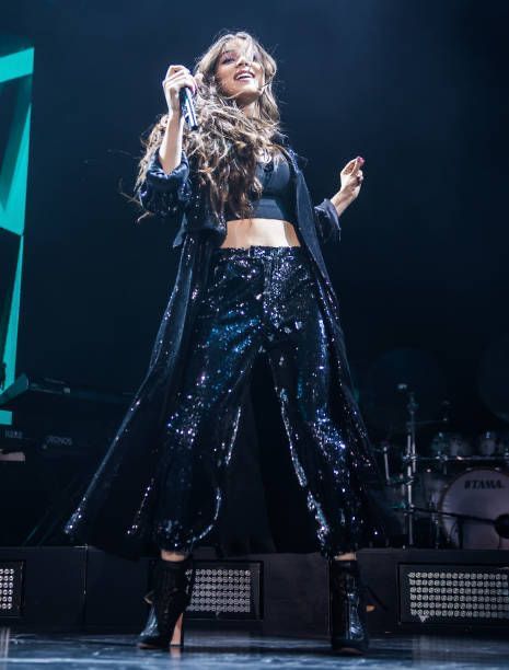 Celeb Performance Outfit, Hailee Steinfeld Stage Outfit, Hailee Steinfeld Concert Outfits, Concert Artist Outfit, Hailee Steinfeld On Stage, Outfit For Performance On Stage, Hailee Steinfeld Performing, Singer Performance Outfits, Concert Outfit Performer