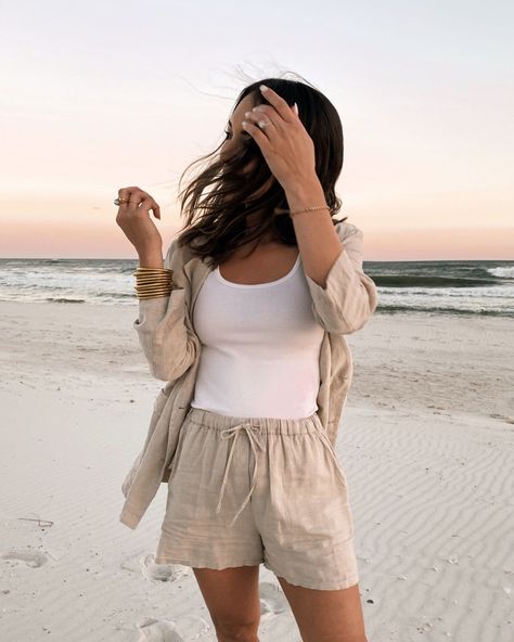 Beach Shorts Outfit, Linen Set Outfit, Linen Shorts Outfit, Women Beach Outfits, Summer Linen Outfits, Linen Summer Outfits, Looks Com Short, Beach Suit, Summer Shorts Outfits