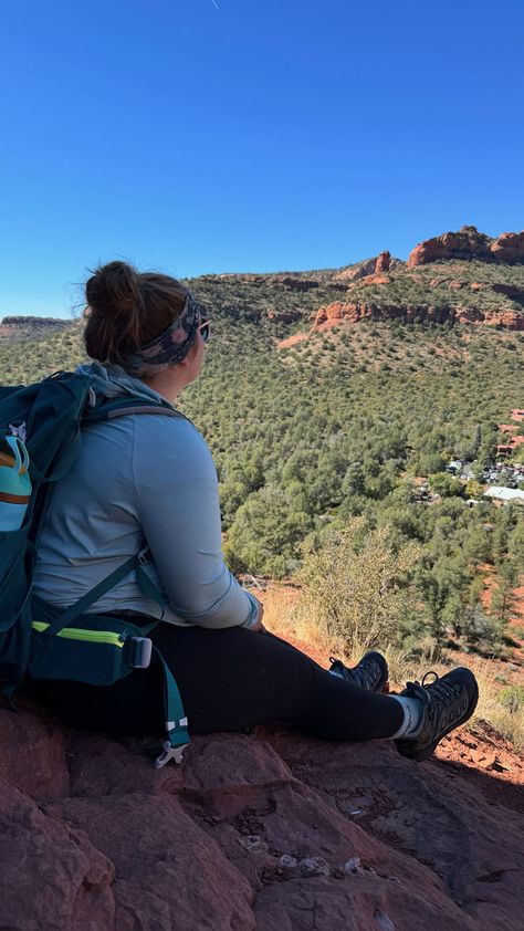 On my first day hiking in Sedona, my hiking boots fell apart, leaving me scrambling for a new pair. I thought my trip was ruined... until I found the most comfortable hiking boots I’ve ever worn! No blisters, no break-in, just pure comfort for miles of scenic trails. If you’re tired of sore feet and need hiking tips for finding durable, comfortable boots, read my story and discover how the right boots can change your hikes forever! Hiking Plus Size, Womans Hiking Outfit, Hiking Boots For Women, Comfortable Hiking Boots, Woman Hiking, Day Hiking, Hiking Outfit Women, Outfit For Women, Hiking Boots Women