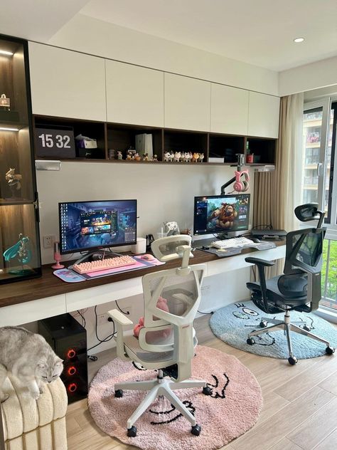 Cute Couple Gaming Setup, Double Gamer Desk, Couples Pc Gaming Setup, Couples Gaming Desk, Couple Gamer Setup, Couple Gaming Room Ideas, Gaming Setup For Couples, Couple Gaming Room Setup Ideas, Couple Gaming Setups