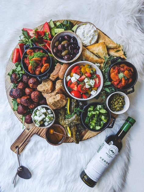 This plant based Greek platter drizzled with Ancient Foods olive oil will please all of your guests. I've included three vegan recipes in this post. Greek Platter, Croissants Breakfast, Oil Aesthetic, Vegan Greek, Olive Oil Recipes, Vegetable Drinks, Food O, Vegan Appetizers, Snacks Für Party