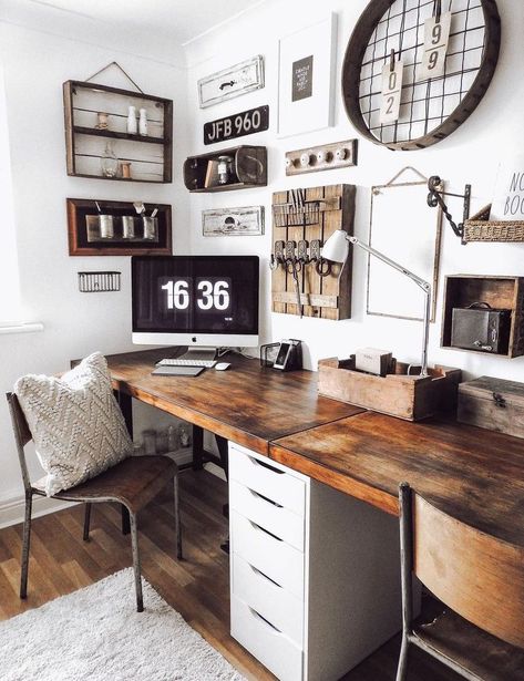 Rustic Wall Decor in Industrial Home Office Design via @makinghomematter Office Refresh, Farmhouse Office Decor, Industrial Home Offices, Rustic Home Offices, Diy Rustic Home, Rustic Office, Small Home Office, Home Office Setup, Home Office Space