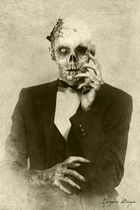 Creepy Old Photos, Creepy Vintage, Victorian Portraits, Creepy Photos, Zombie Walk, Creepy Images, Creepy Pictures, Arte Obscura, Halloween Images