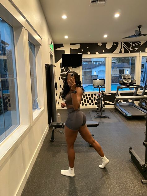 Work Out Goals Women, Vision Board Pics Black Woman, Gym Fitness Aesthetic, Gym Workouts Aesthetic, Vision Board Pictures Fitness Black Women, 2024 Vision Board Fitness, Glutes Black Women, Workout Outfit Black Women, Gym Workouts Women Pictures