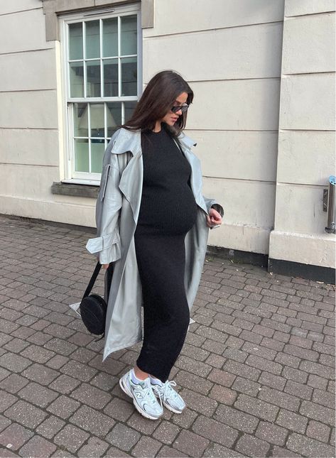 Shop details in the LTK App Maternity Outfits Plus Size, Cool Maternity Outfits, Chic Pregnancy Outfits, Pregnancy Winter Outfits, Chic Pregnancy Style, Pregnancy Outfits Casual, Pregnacy Fashion, Maternity Capsule Wardrobe, Prego Outfits