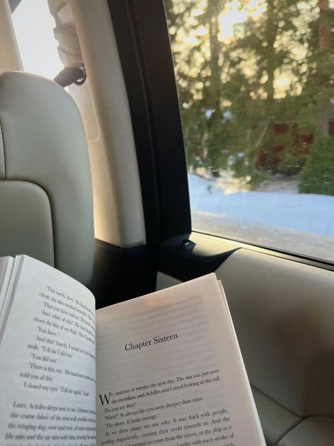 Reading In A Car Aesthetic, Reading Book In Car Aesthetic, Book In Car Aesthetic, Road Trip Pics Ideas, Road Trip Aesthetic Pictures, Road Trip Photos In Car, Travel In Car Aesthetic, Car Trip Photo Ideas, Road Trip Selfies