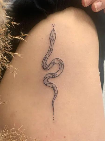 Snake Stick And Poke Tattoo Flash Day Tattoo, Cute Shoulder Tattoos, Tricep Tattoos, Snake Tattoo Design, Medusa Tattoo, Hand Poked Tattoo, Hand Tattoos For Women, Rosen Tattoo, Red Tattoos