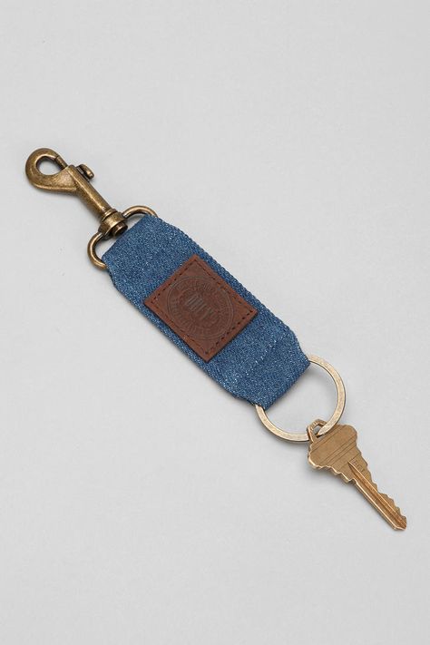 llavero Masculine Keychain Diy, Denim Keychain Diy, Denim Accessories Diy, Denim Keychain, Fabric Keychains, Projek Menjahit, Denim Crafts Diy, Blue Jeans Crafts, Diy Bag Designs