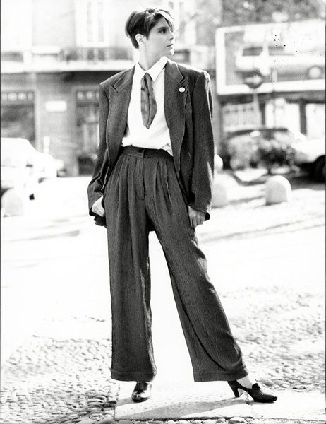 A model wears an Emporio Armani suit at a Paris fashion show in 1989. 80s Womens Suit, Women In Baggy Suits, 80's Suits Women, Baggy Suits For Women, 70s Suit Women, Baggy Suit Women, Suit With Heels, Vintage Suits Women, 80s Power Suit