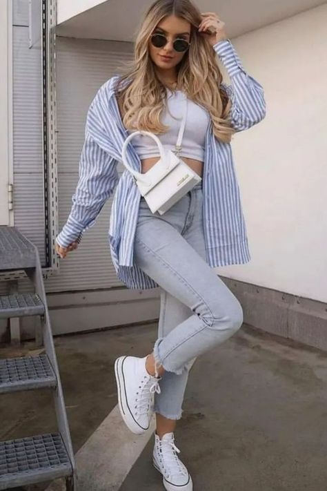 Chemise Bleu Outfit, Casual Shirts Outfit, Outfits Leggins, Outfits Con Camisa, Outfits Con Jeans, Populaire Outfits, Casual College Outfits, Blue Striped Shirt, Casual Day Outfits