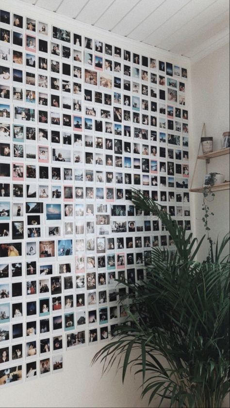 Poloraids Pictures Decoration, Photo Wall Inspo Bedroom, Polaroid Room, Polaroid Wall Decor, Photo Walls Bedroom, Zimmer Diy, Polaroid Wall, Photo Polaroid, Wall Decoration Ideas