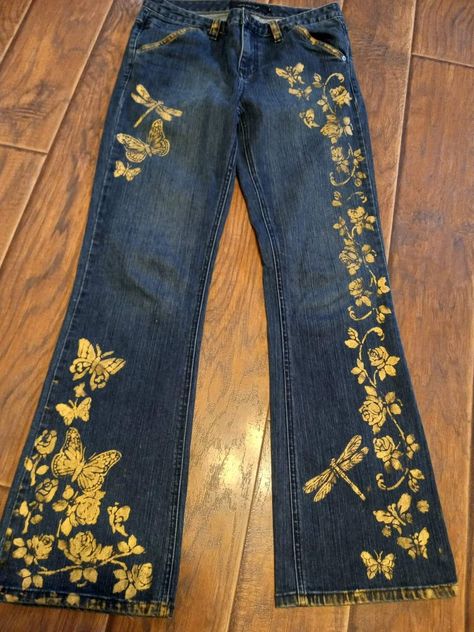 Home Coming Jeans, Embroidery On Jeans Pants, Painted Jeans Outfit, Bleach Painted Jeans, Jeans Embroidery Ideas, Embroider Jeans, Decorated Jeans, Embroided Jeans, Pants Embroidery